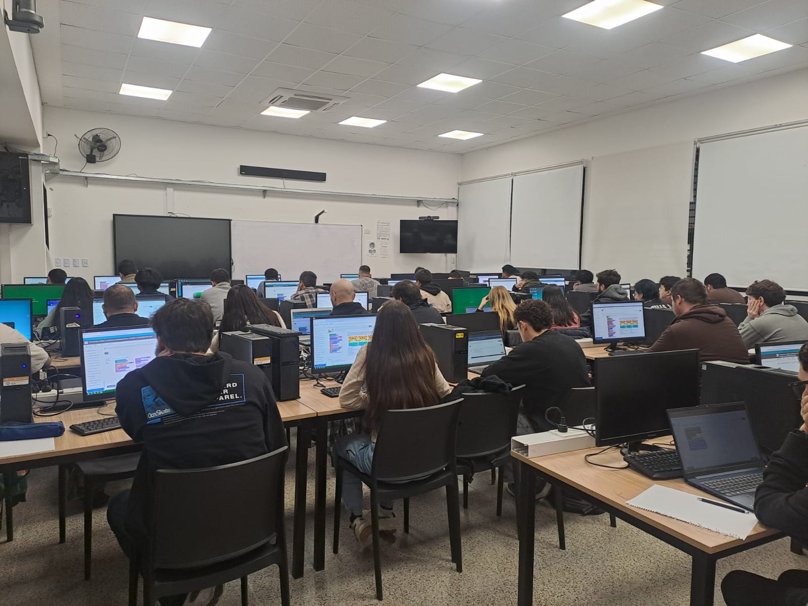 Grupo de estudiantes intercambiando ideas durante una actividad