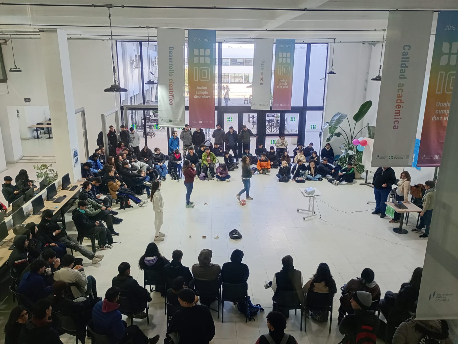 Clase viva con estudiantes resolviendo ejercicios de Pilas Bloques